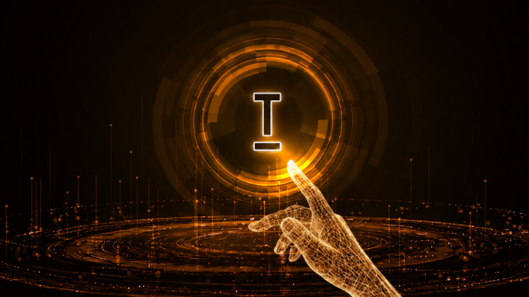 Digitale Illustration einer leuchtenden Hand, die auf ein Symbol in einer futuristischen, orangefarbenen Technologie-Oberfläche tippt.